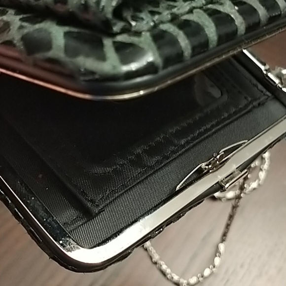 Small Wallet/Wristlet w Silver Chain to Crossbody - Picture 6 of 6